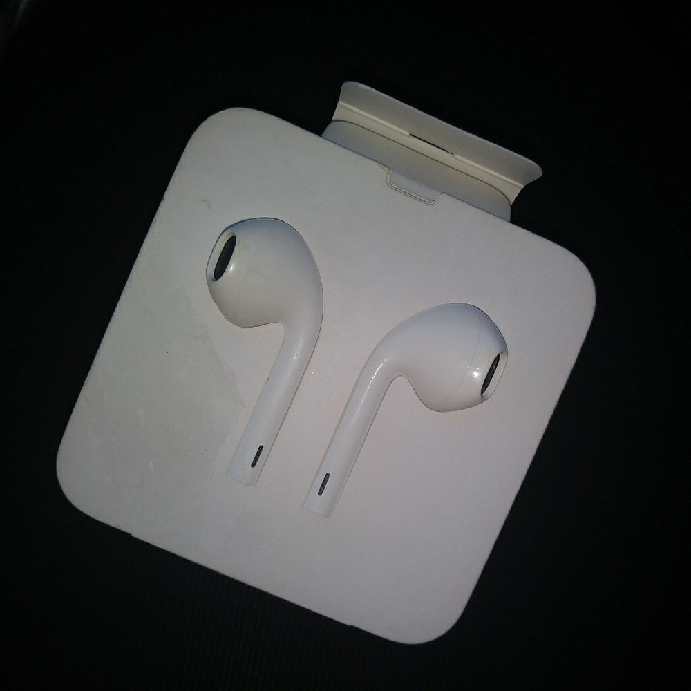 ** SOLD ** Apple Iphone Earpods